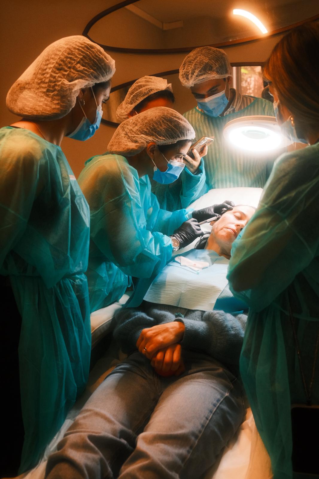 Procédure clinique réelle pendant The Regenerative Aesthetics Masterclass